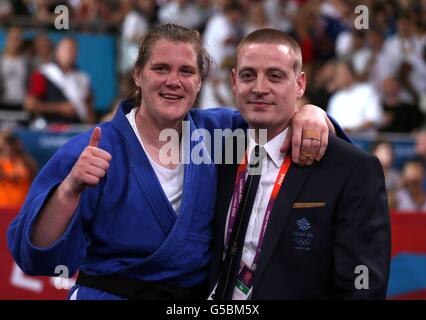 Die britische Karina Bryant feiert mit ihrem Trainer Luke Preston, nachdem sie die Bronzemedaille im Judo der Frauen mit +78kg gewonnen hatte, nachdem sie die ukrainische Iryna Kindzerska in der Excel Arena in London am siebten Tag der Olympischen Spiele 2012 in London besiegt hatte. Stockfoto