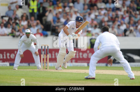 Cricket - 2012 Investec Test Series - Zweiter Test - England / Südafrika - Tag zwei - Headingley. Der englische Alastair Cook ist während des zweiten Investec-Testmatches in Headingley Carnegie, Leeds, gegen Südafrika im Einsatz. Stockfoto