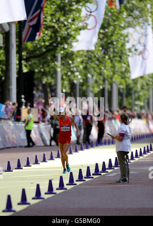 Chinas Ding Chen auf seinem Weg zum 20-km-Rennspaziergang der Männer auf der Mall, London, am achten Tag der Olympischen Spiele 2012 in London. Stockfoto