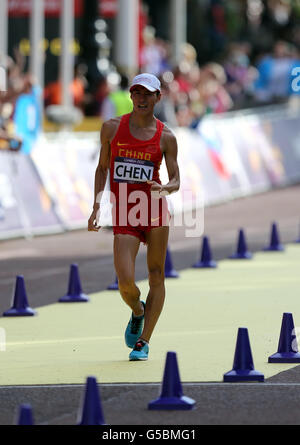 Chinas Ding Chen auf seinem Weg zum 20-km-Rennspaziergang der Männer auf der Mall, London, am achten Tag der Olympischen Spiele 2012 in London. Stockfoto