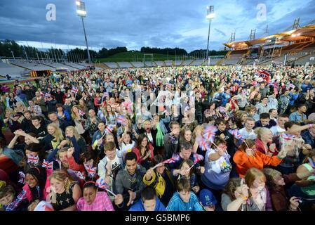 Fans sehen Sheffield Heptathalete Jessica Ennis gewinnen die 800 Meter im Heptathlon bestätigt ein Gold in der Veranstaltung, auf der großen Leinwand im Don Valley Stadium, Sheffield, South Yorkshire. Stockfoto