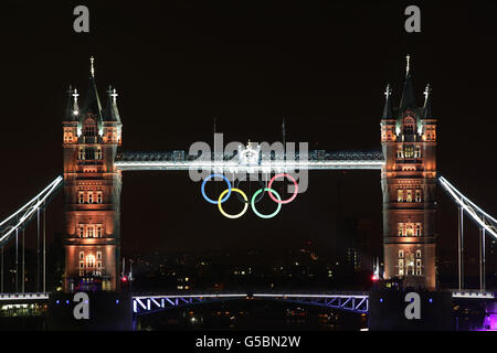 Olympische Spiele In London - Tag 8. Die Tower Bridge wird in Goldlicht beleuchtet, um heute die sechs Goldmedaillengewinne des Teams GB zu feiern. Stockfoto