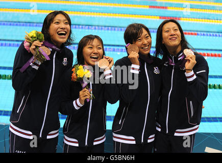 Japans 4x100-m-Staffel-Team Aya Terakawa, Satomi Suzuki, Yuka Kato und Haruka Ueda (von rechts nach links) feiern mit ihren Bronzemedaillen im Aquatic Center Stockfoto