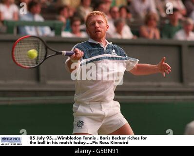 05. Juli 95. Wimbledon Tennis . Boris Becker reit in seinem heutigen Spiel um den Ball Stockfoto