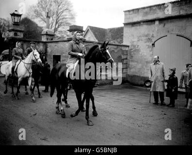 Königin Elizabeth II., begleitet vom Duke of Beaufort, kehrt am letzten Tag der Badminton Horse Trials von einer morgendlichen Fahrt in Gloucestershire zurück. Prinzessin Margaret, die Schwester der Königin, ist dahinter zu sehen. Stockfoto