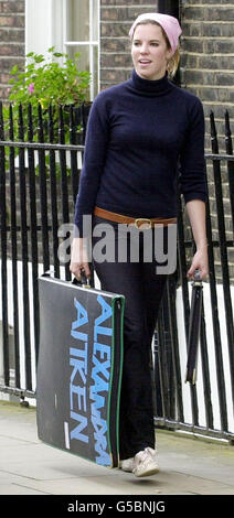 Alexandra Aitken trägt Habseligkeiten aus dem Familienhaus in Westminster, da der Verkauf der Residenz des ehemaligen Ministers Jonathan Aitken später abgeschlossen werden sollte. *das Anwesen in der Lord North Street 8, nur einen Steinwurf von den Houses of Parliament und dem Konservativen Zentralbüro entfernt, war die Basis für Aitken während seines Aufstiegs durch die Tory-Reihen und seines dramatischen Falls aus der Gnade. Der Verkauf resultiert aus den massiven Schulden, die Herr Aitken während seiner gescheiterten Verleumdungsklage gegen den Guardian und das Fernsehen von Granada im Jahr 1997 gemacht hat. Die geschuldeten Beträge umfassen mehr als 2 Millionen an den Guardian und Stockfoto