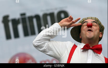 Edinburgh Fringe Festival Acts treten auf der Royal Mile auf, um ihre Shows zu bewerben, am ersten Wochenende des Festivals. Stockfoto