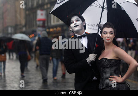 Edinburgh Fringe Festival Acts treten auf der Royal Mile auf, um ihre Shows zu bewerben, am ersten Wochenende des Festivals. Stockfoto