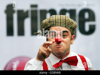 Edinburgh Fringe Festival Acts treten auf der Royal Mile auf, um ihre Shows zu bewerben, am ersten Wochenende des Festivals. Stockfoto