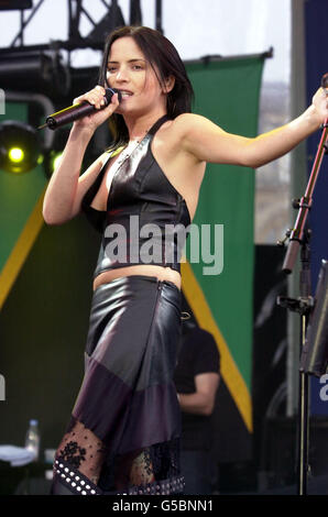 Die Sängerin Andrea Corr von der irischen Popgruppe The Corrs trat auf der Bühne des South Africa Freedom Day Konzerts am Trafalgar Square in London auf, an dem der ehemalige Präsident des Landes, Nelson Mandela, teilnahm. Stockfoto