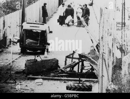 Der Van, der von den Schützen bei einem Angriff auf die RUC-Station in Loughall, Grafschaft Armagh, eingesetzt wurde, steht vor dem zerstörten Umzäunung der Station im Dorf. * acht IRA-Schützen und ein unschuldiger Passant wurden bei einer Schießerei mit Sicherheitskräften getötet, nachdem die Terroristen einen mechanischen Bagger mit einer Bombe im Rücken benutzten, um den Umzäunungszaun der Station zu rammen. 04/05/01 Angehörige von Männern, die bei einem Schusskampf mit SAS-Soldaten, die die Angreifer überfallen hatten, ums Leben kamen, wurden von europäischen Richtern mit 10,000 Entschädigungen belohnt, die entschieden hatten, dass die Menschenrechte der Opfer verletzt worden waren. Stockfoto