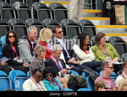 Kultursekretär Jeremy Hunt (hintere Reihe 3. Links) spricht mit Ann Romney (hintere Reihe 3. Rechts), während sie die Dressur Einzel Grand Prix Special und Team Finals im Greenwich Park am elften Tag der Olympischen Spiele 2012 in London beobachten. Stockfoto