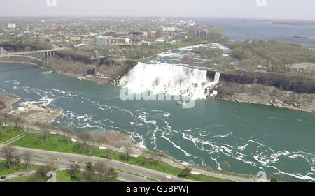 Der Blick vom Skylon Tower (in Kanada) auf die Niagarafälle, der eine Vogelperspektive auf die amerikanischen Fälle gibt, die auf der anderen Seite des Flusses Niagara auf der Seite der Vereinigten Staaten von Amerika liegen. Stockfoto