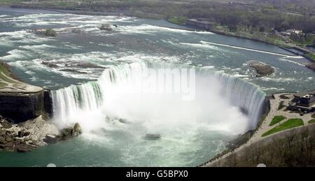 Der Blick vom Skylon Tower an den Niagarafällen in Kanada, der eine Vogelperspektive auf die Horseshoe Fälle auf der kanadischen Seite gibt, und über den Niagara Fluss in den Staat New York, in den Vereinigten Staaten von Amerika. Stockfoto