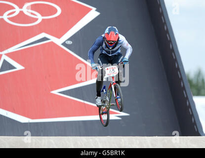 Der britische Liam Phillips beim BMX-Seeding-Lauf der Männer auf der BMX-Strecke im Olympiapark, am zwölften Tag der Olympischen Spiele 2012 in London. Stockfoto