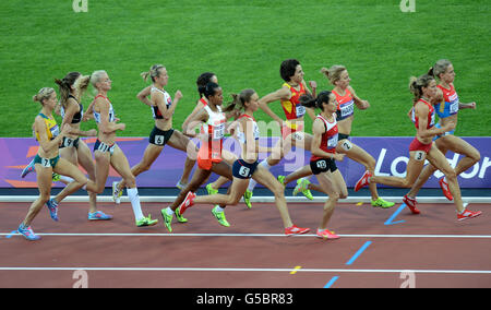 Die Briten Hannah England (dritte links) und Lisa Dobriskey (Mitte) im 1500 m Halbfinale der Frauen am 12. Tag der Olympischen Spiele in London im Olympiastadion in London. Stockfoto