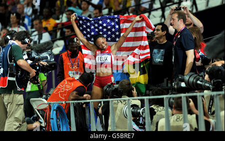 Allyson Felix aus den USA feiert am 12. Tag der Olympischen Spiele 2012 in London im Olympiastadion den Gewinn der Goldmedaille nach 200 m der Frauen. Stockfoto