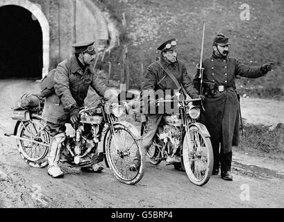 Motorradfahrer der British Expeditionary Force (BEF) auf Douglas 349-ccm-Motorrädern werden von einem französischen Wachdienst an einem unbekannten Ort in Nordfrankreich Anweisungen gegeben. Stockfoto