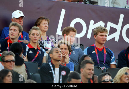 Prinz Harry mit Laura Trott und Jason Kenny beim Beachvolleyball-Bronzemedaillenspiel Brasilien gegen China im Greenwich Park, am zwölften Tag der Olympischen Spiele 2012 in London. Stockfoto