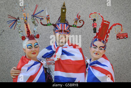 (Von links) Juliet Cooke, Chris Wilkinson und Josie Todd modellieren Haarskulpturen der katalanischen Performancekünstlerin Osadia, die Londoner Wahrzeichen zur Feier der Olympischen Spiele 2012 nachgebildet hat. Stockfoto