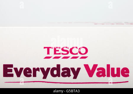 LONDON, UK - 16. Juni 2016: Nahaufnahme des alltäglichen Tesco Value-Logos auf eines ihrer Produkte essen, am 16. Juni 2016.  Es ist Stockfoto