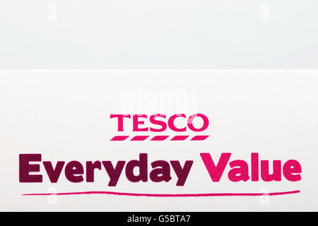 LONDON, UK - 16. Juni 2016: Nahaufnahme des alltäglichen Tesco Value-Logos auf eines ihrer Produkte essen, am 16. Juni 2016.  Es ist Stockfoto