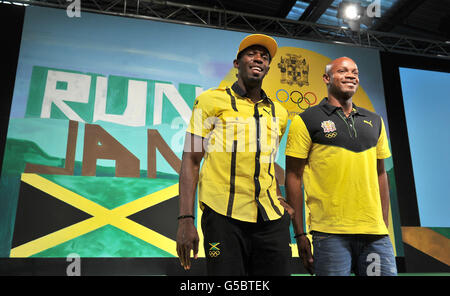 Olympische Spiele In London - Aktivitäten Vor Den Spielen - Donnerstag. Die jamaikanischen Sprinter Usain Bolt und Asafa Powell nehmen an einer Pressekonferenz im U Block Event Space im Osten Londons Teil. Stockfoto