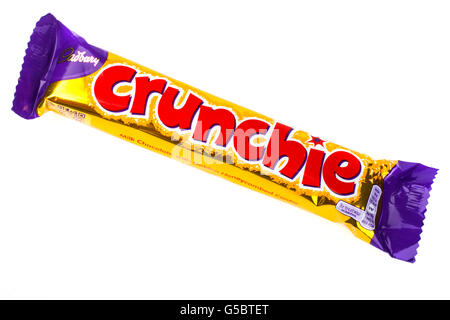 LONDON, UK - 16. Juni 2016: Eine ungeöffnete Schokolade Crunchie Bar hergestellt von Cadbury, abgebildet auf einem weißen Hintergrund Stockfoto