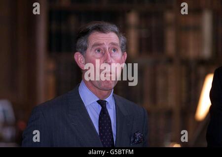 Der Prinz von Wales ist mit den wichtigsten illuminierten Manuskripten dargestellt. Die Manuskripte sind Teil einer Sammlung, die während des Besuchs des Prinzen im Corpus Christi College in Cambridge im Wilkins Room der Parker Library aufbewahrt wird. Stockfoto