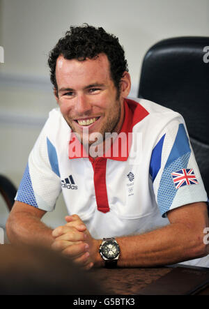 Der britische Radfahrer Mark Cavendish spricht während einer Pressekonferenz in Surrey vor den Olympischen Spielen 2012 in London. Stockfoto