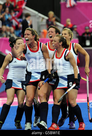 Die britische Crista Cullen feiert am vierten Tag der Olympischen Spiele in London 2012 in der Riverbank Arena im Olympiapark einen Treffer gegen Südkorea im Eishockeyspiel der Vorrunde Gruppe A. Stockfoto