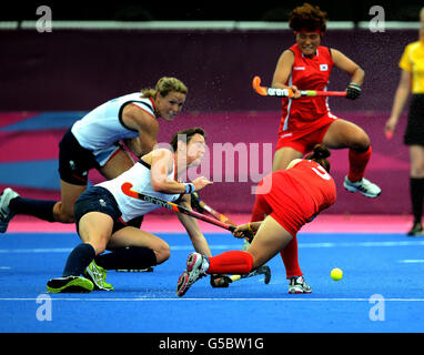 Die britische Hannah Macleod blockiert einen Schuss von der südkoreanischen Sena Cha im Vorrunde Gruppe A Hockey-Spiel in der Riverbank Arena im Olympiapark am vierten Tag der Olympischen Spiele 2012 in London. Stockfoto