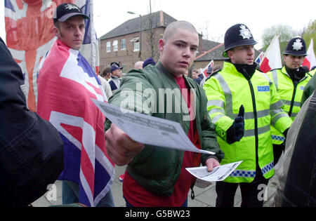 Ein Marscher gibt bei einem marsch der Nationalen Front in Bermondsey, London, ein Flugblatt aus. Anti-Rassismus-Aktivisten waren am zweiten März in Folge empört. Ein asiatischer Mann wurde bei einem rassistischen Angriff von 10 weißen Männern nur wenige Stunden nach der Demonstration am vergangenen Samstag * ... in Bermondsey, im Südosten Londons, geschlagen. Stockfoto