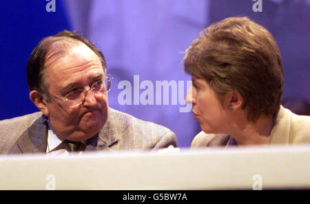 Schattenpädagogin Theresa May mit der Generalsekretärin der National Union of Teachers (NUT) Doug McAvoy, nachdem sie auf der Jahreskonferenz in Cardiff gesprochen hatte. * Neue Beweise für die tiefen Spaltungen innerhalb der Gewerkschaft über ihre Entscheidung, Arbeitskampfmaßnahmen wegen Lehrermangel auszusetzen, tauchten heute auf, als ihr Präsident erklärte, er habe gegen diesen Schritt gestimmt. John Illingworth, der die Konferenz mit einer Rede eröffnete, die von den Delegierten Standing Ovation erhielt, war einer von 19 Mitgliedern der nationalen Exekutive, die gegen die Entscheidung waren. Stockfoto