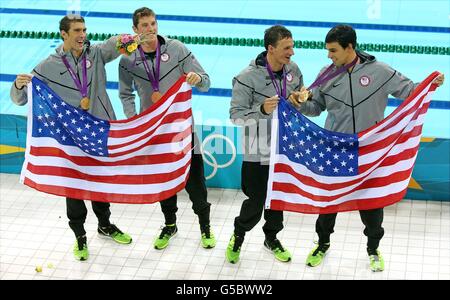 Die Goldmedaillengewinnerinnen der USA (von links nach rechts), Michael Phelps, Conor Dwyer, Ricky Berens und Ryan Lochte feiern nach dem Gewinn des 4 x 200 m Freistil-Staffelfinales der Herren, die Goldmedaille sicherte Phelps eine Rekord19. Olympische Medaille, Am vierten Tag der Olympischen Spiele 2012 in London im Aquatics Center im Olympiapark. Stockfoto