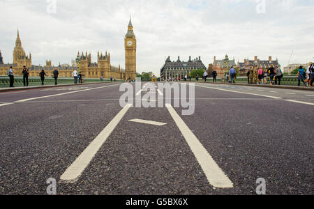 Die Westminster Bridge scheint während der morgendlichen Hauptverkehrszeit im Zentrum Londons fast leer von Fußgängern und Fahrzeugen zu sein. Stockfoto