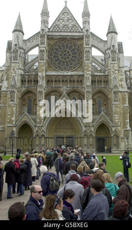 Touristen warten auf den Eintritt in Westminster Abbey, London, da viele Tourismuschefs einen Rückgang der Besucherzahlen während der Osterferien aufgrund des Ausbruchs der Maul- und Klauenseuche in ganz Großbritannien vorhersagten. * Frühe Anzeichen deuten darauf hin, dass Resorts und städtische Zentren Urlauber auf Kosten des ländlichen Raums anziehen. Stockfoto