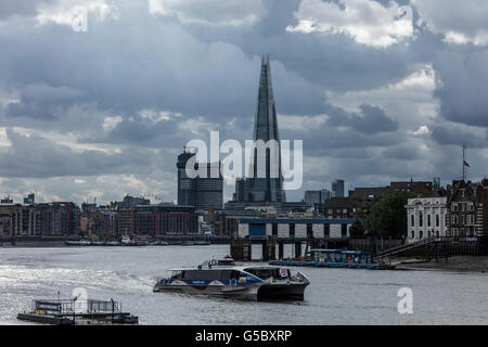 MBNA Boot auf der Themse Richtung Osten mit der Shard Gebäude in der Ferne. Stockfoto