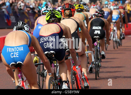 Die britische Helen Jenkins (2. Links) während der Radetappe des Women's Triathlon, vor dem Buckingham Palace, London, am achten Tag der Olympischen Spiele 2012 in London. Stockfoto