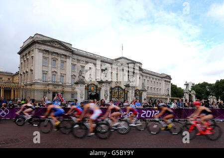 Triathleten während der Radetappe des Women's Triathlon, vor dem Buckingham Palace, London, am achten Tag der Olympischen Spiele 2012 in London. Stockfoto