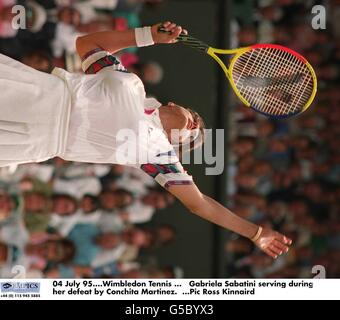 04. Juli 95. Wimbledon Tennis ... Gabriela Sabatini diente während ihrer Niederlage durch Conchita Martinez Stockfoto