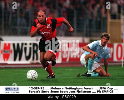 12-SEP-95, Malmo gegen Nottingham Forest, UEFA Cup, Forest's Steve Stone schlägt Jens Fjellstrom Stockfoto