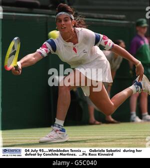 04. Juli 95. Wimbledon Tennis ... Gabriela Sabatini während ihrer Niederlage durch Conchita Martinez Stockfoto