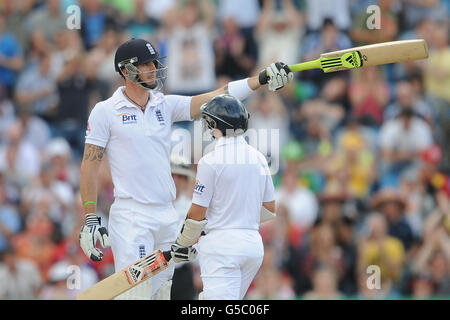 Cricket - 2012 Investec Test Series - Zweiter Test - England gegen Südafrika - Tag drei - Headingley. Der englische Kevin Pietersen (links) feiert beim zweiten Testspiel von Investec in Headingley Carnegie, Leeds, seine 50. Stockfoto