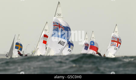 Die Briten Luke Patience und Stuart Bithell fahren heute bei den Olympischen Spielen in Weymouth Bay beim Flottenrennen der Männer 470 in den Wind. Stockfoto