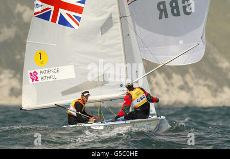 Die Briten Luke Patience und Stuart Bithell fahren heute bei den Olympischen Spielen in Weymouth Bay beim Flottenrennen der Männer 470 in den Wind. Stockfoto