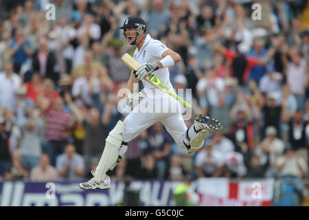 Cricket - 2012 Investec Test Series - Zweiter Test - England gegen Südafrika - Tag drei - Headingley. Der englische Kevin Pietersen feiert seine 100 während des zweiten Investec-Testmatches in Headingley Carnegie, Leeds. Stockfoto