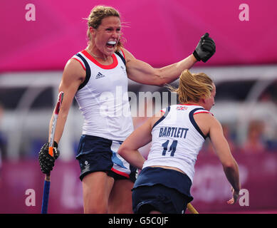 Der britische Crista Cullen feiert den Treffer gegen China während des Eishockeyspiels der Gruppe A in der Riverbank Arena im Olympiapark am achten Tag der Olympischen Spiele 2012 in London. Stockfoto