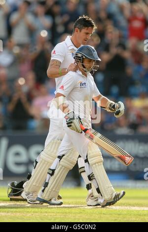 Der englische James Taylor wird von Kevin Pietersen getröstet, nachdem er während des zweiten Investec-Testmatches in Headingley Carnegie, Leeds, ausgebowelt wurde. Stockfoto