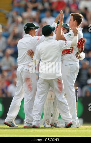 Der Südafrikaner Morne Morkel (rechts) feiert, dass er beim Investec Second Test Match in Headingley Carnegie, Leeds, das Wicket von Englands James Taylor gewinnt. Stockfoto